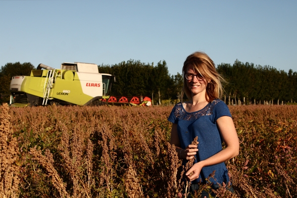 Camille Vasset dans son champ de quinoa